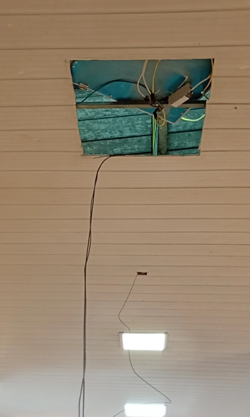 Preparação de ponto elétrico em forro para instalação de luminária